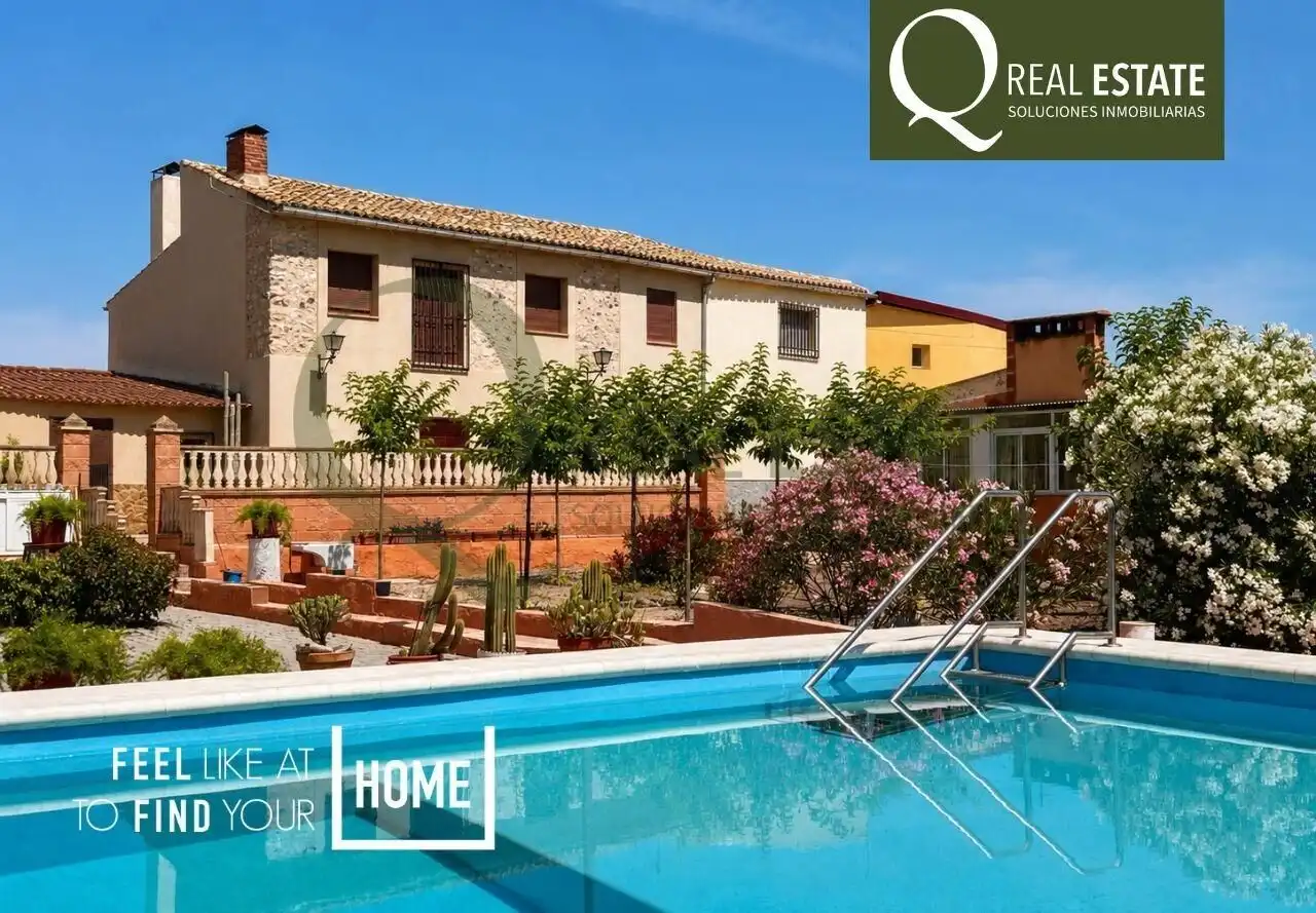 Vista exterior de Casa o chalet en venta en Villena con Jardín privado, Piscina y Amueblado