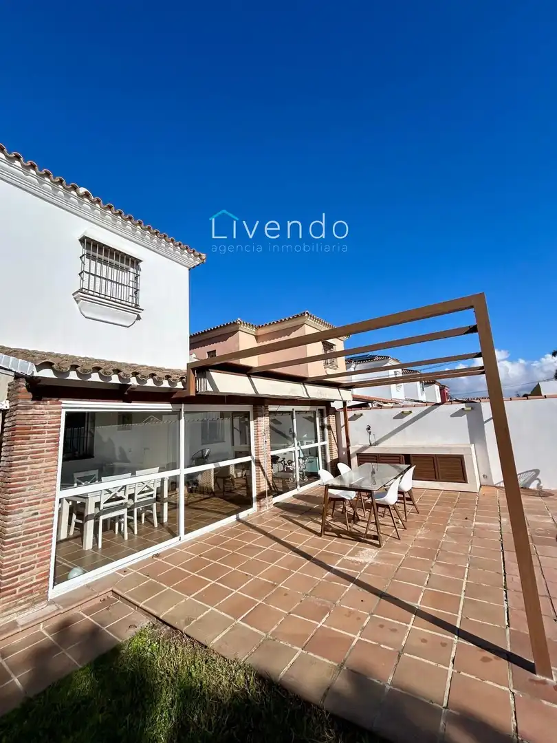 Vista exterior de Casa o xalet en venda en Chiclana de la Frontera amb Piscina