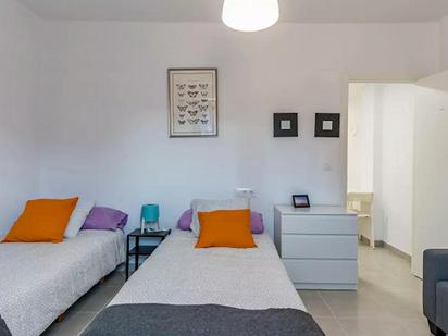 Bedroom of Flat to share in  Valencia Capital  with Washing machine, Balcony and Internet