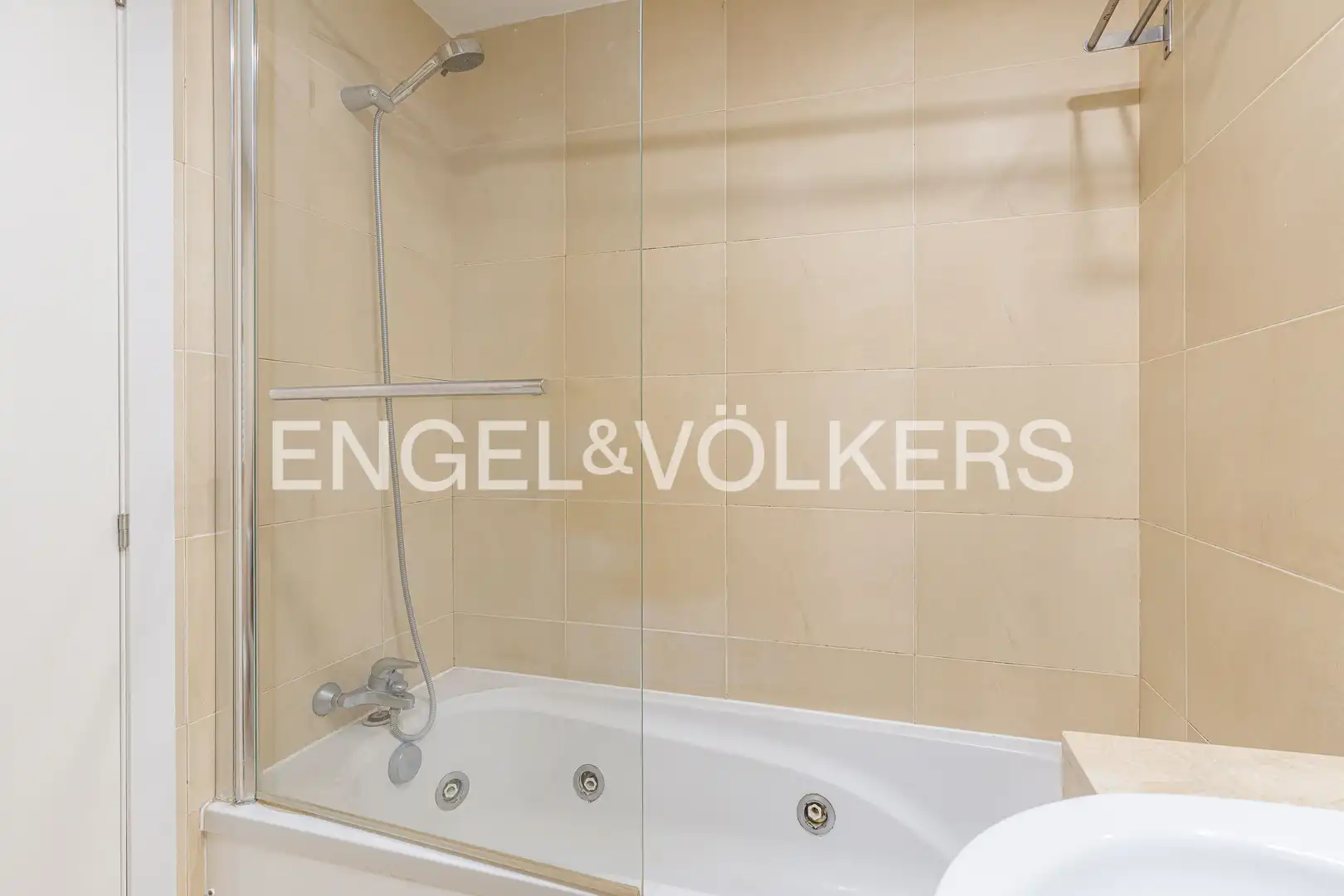 Badezimmer von Wohnung zum Verkauf in Madrid mit Klimaanlage, Heizung und Parkett