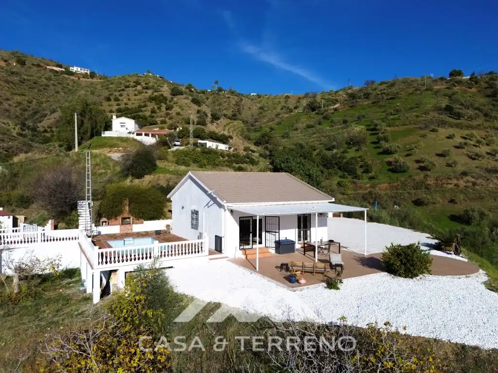 Vista exterior de Casa o xalet en venda en Rincón de la Victoria amb Aire condicionat, Terrassa i Piscina