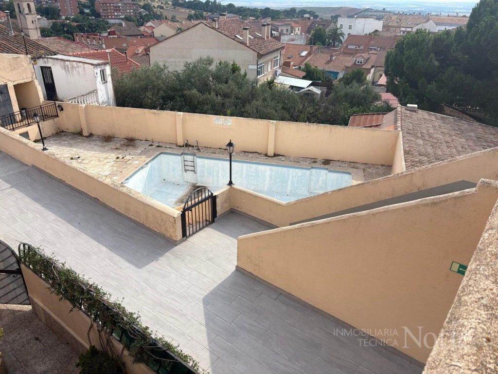 Swimming pool of Duplex for sale in Algete