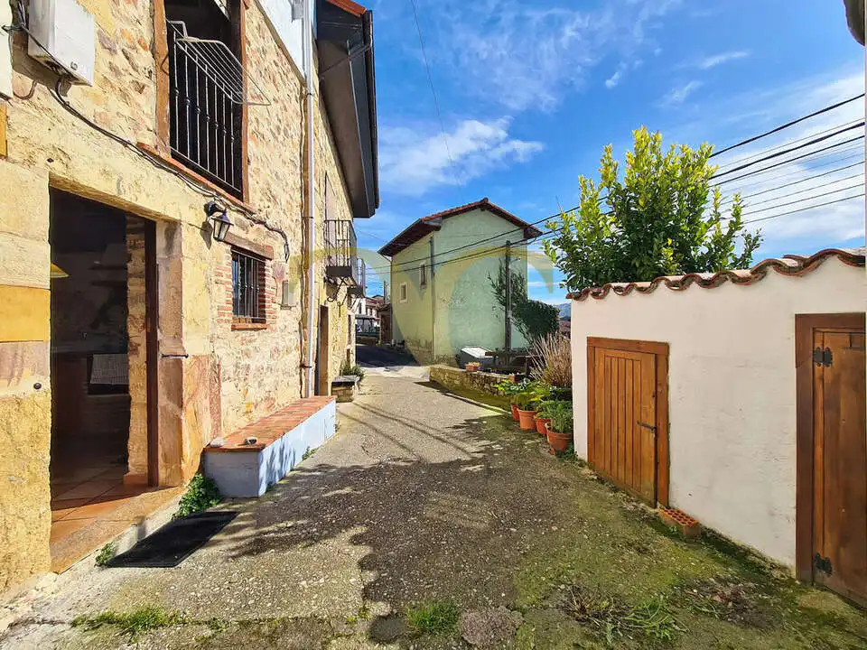 Vista exterior de Casa adosada en venda en Llanes amb Calefacció i Moblat