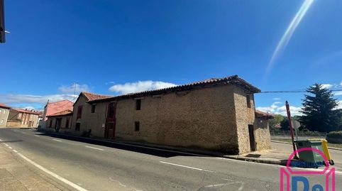 Casa de pueblo de 360 m² y 332 m² de parcela con 4 habitaciones y 2 baños, salón y cocina. No tiene calefacción. Certificación Ene