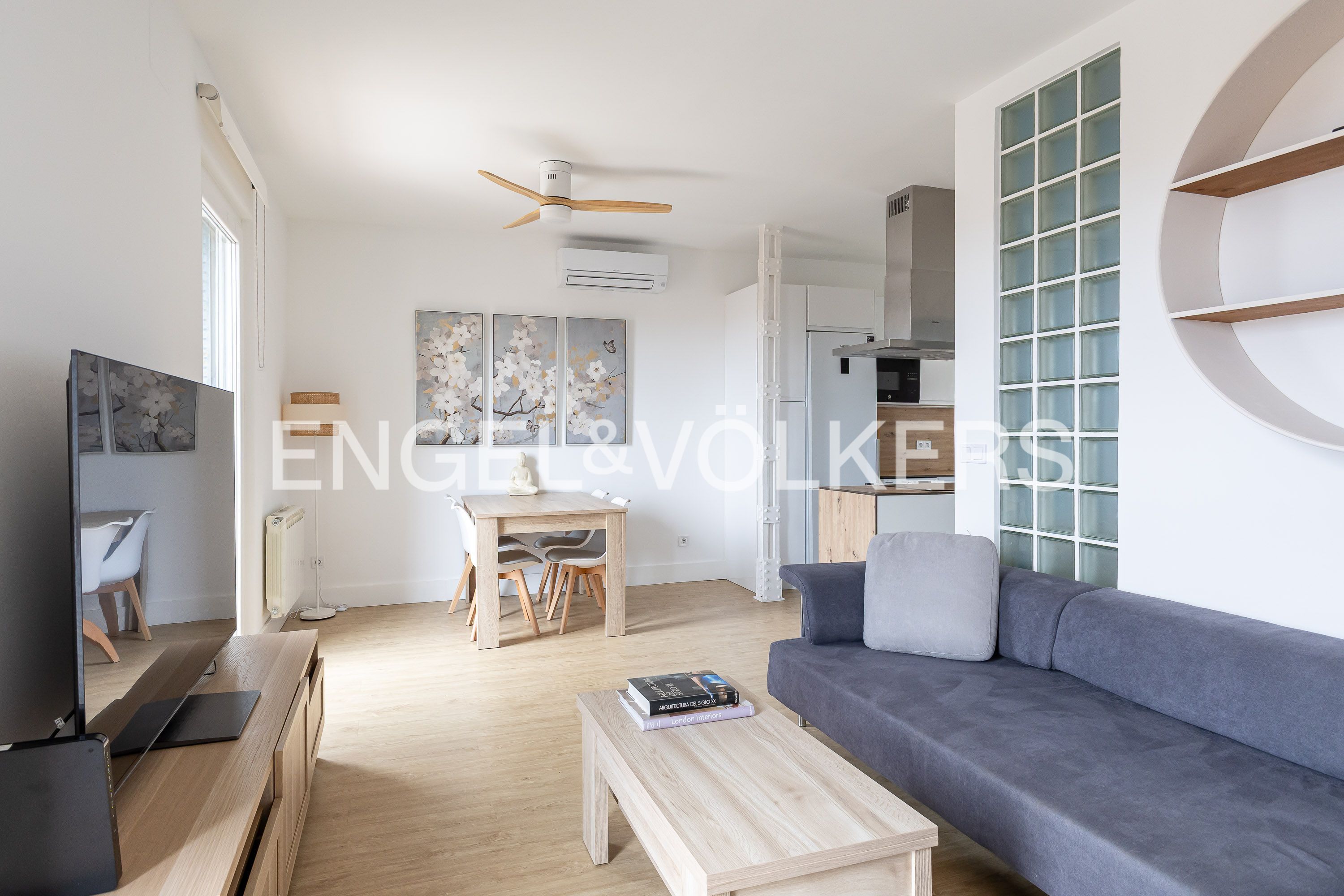 Living room of Flat for sale in  Madrid Capital  with Air Conditioner, Heating and Balcony