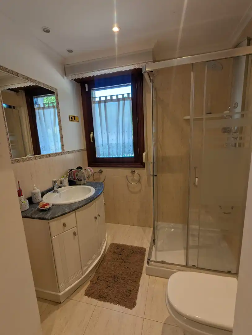 Badezimmer von Einfamilien-Reihenhaus zum Verkauf in Amorebieta-Etxano mit Privatgarten, Terrasse und Balkon