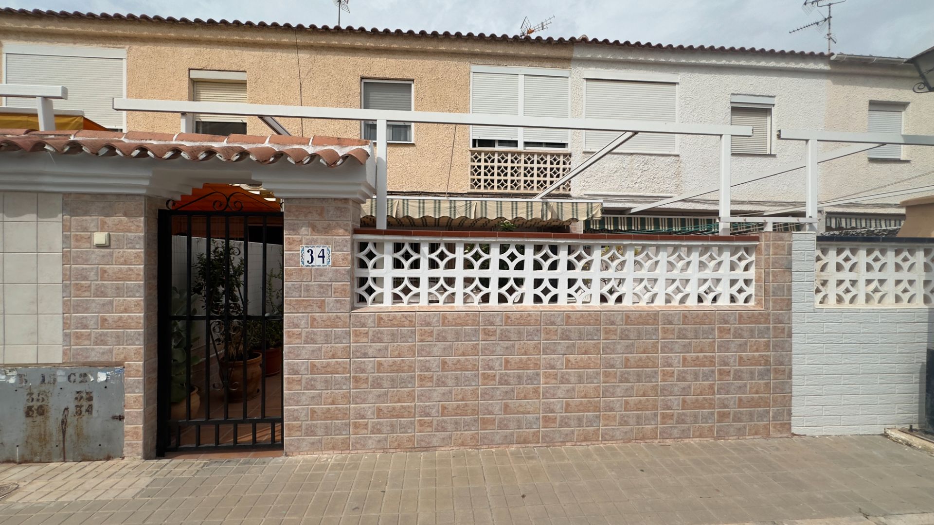 Vista exterior de Casa o xalet en venda en Santa Pola amb Aire condicionat, Jardí privat i Terrassa