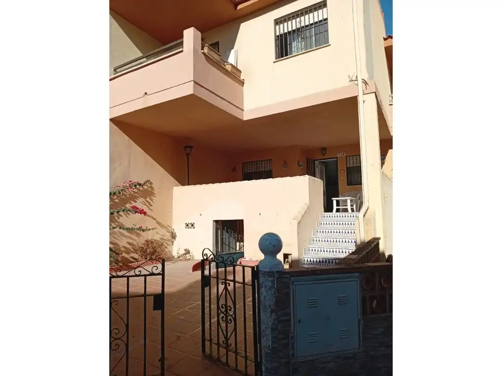 Vista exterior de Casa adosada en venda en Salobreña amb Piscina