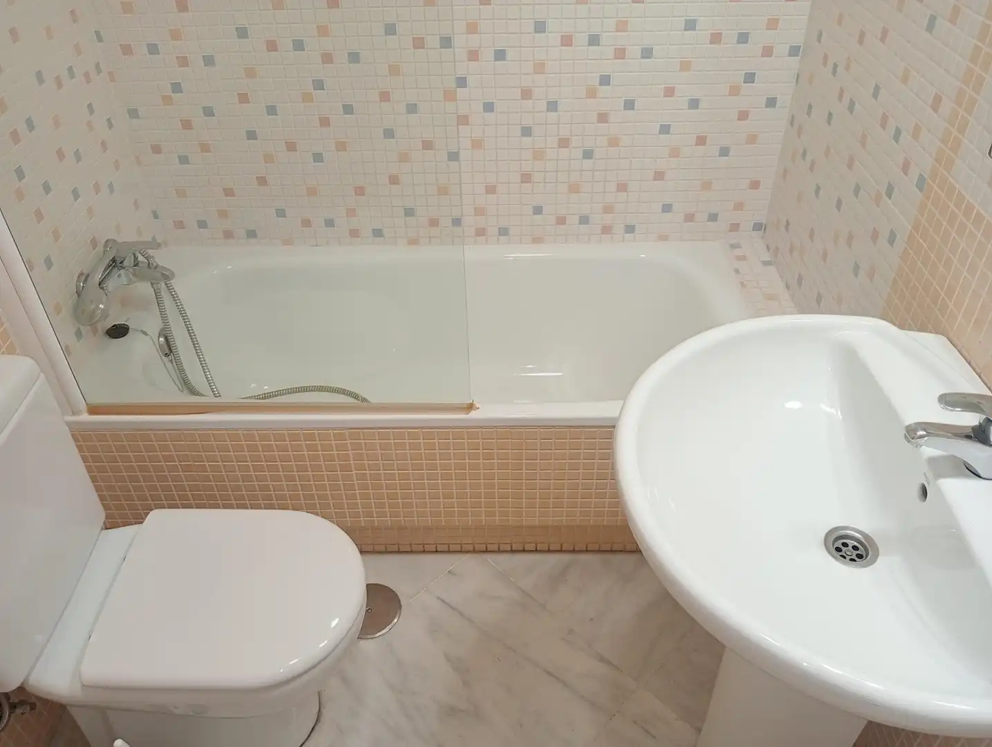 Bathroom of Flat for rent in Sevilla  with Air Conditioner, Storage room and Balcony