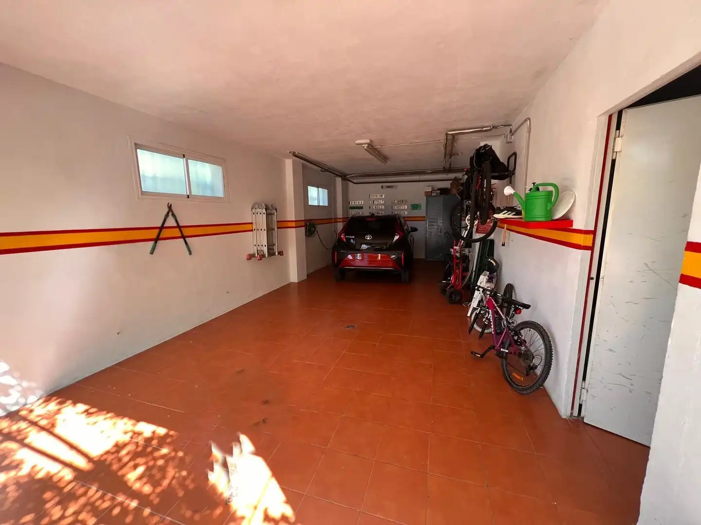 Aparcament de Casa o xalet en venda en Badajoz amb Aire condicionat, Calefacció i Jardí privat