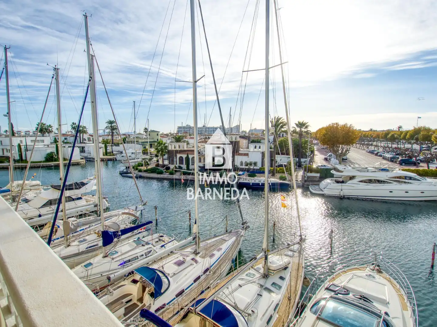 Außenansicht von Wohnung zum Verkauf in Empuriabrava mit Klimaanlage, Heizung und Terrasse