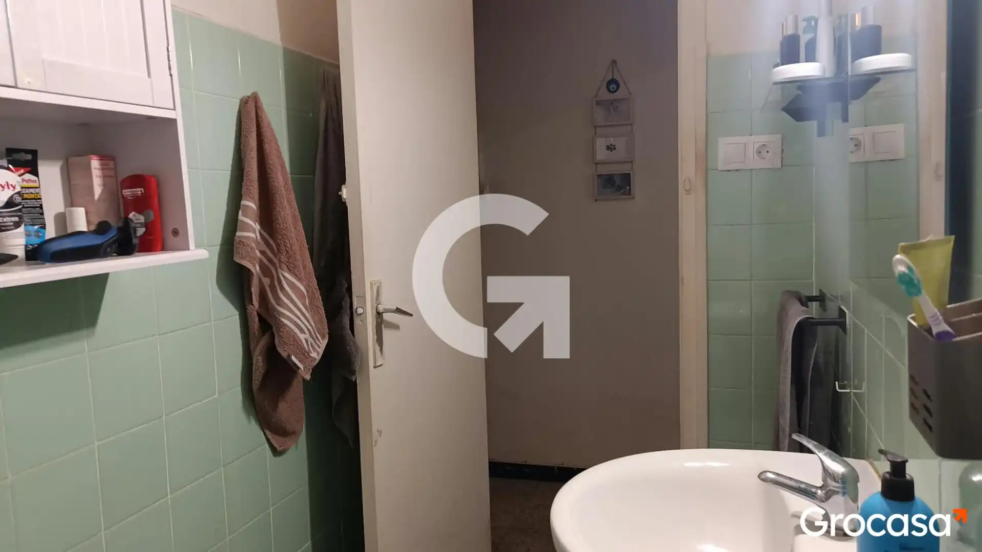 Bathroom of Flat for sale in Mataró  with Oven, Washing machine and TV