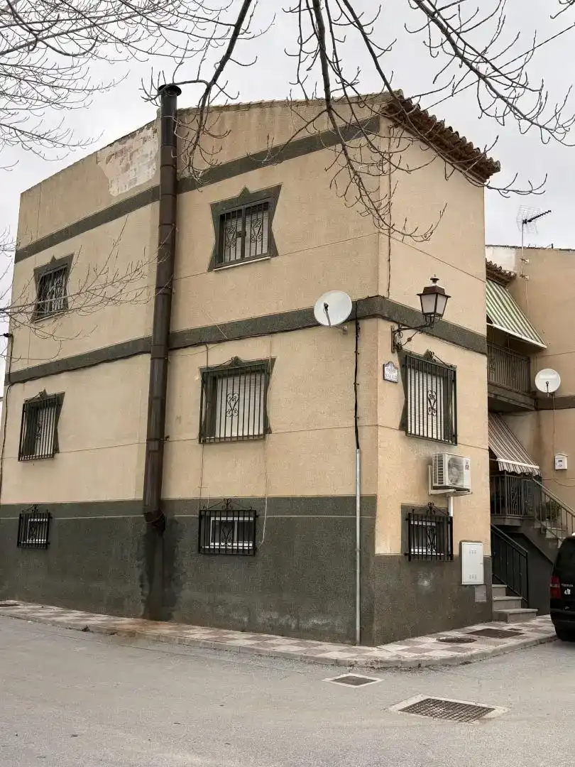 Vista exterior de Casa adosada en venda en Diezma amb Aire condicionat i Balcó