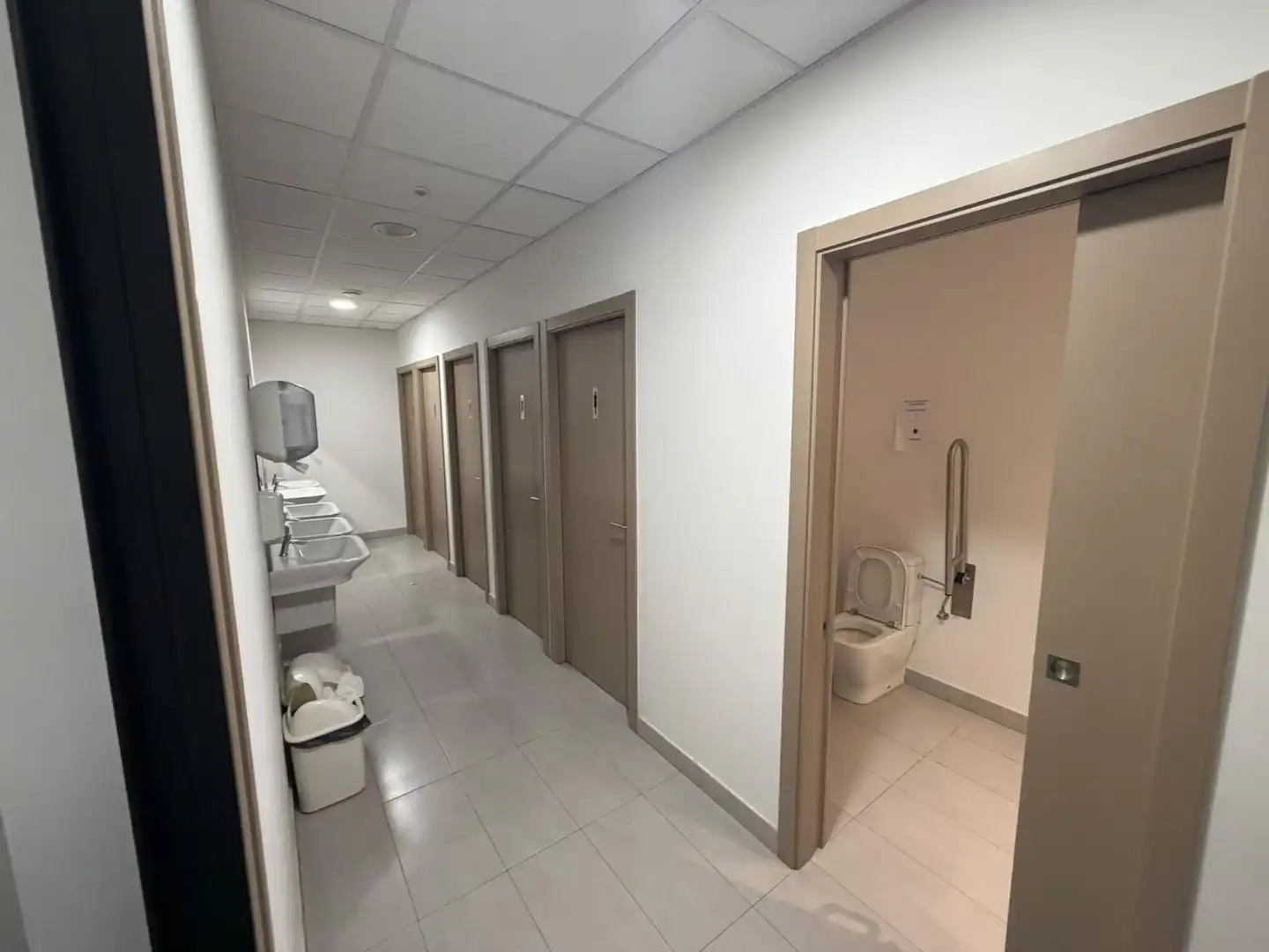 Bathroom of Office for rent in Domeny