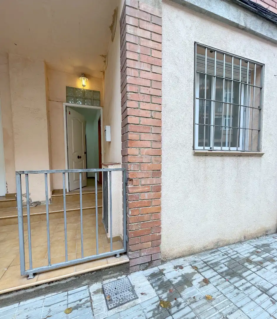 Vista exterior de Planta baixa en venda en Mataró amb Aire condicionat, Calefacció i Forn