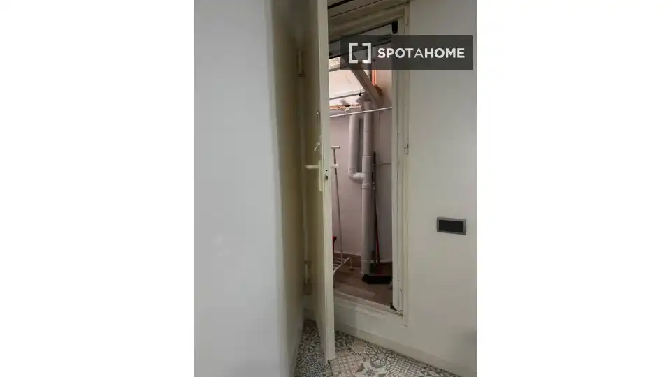 Dormitori de Pis per a compartir en L'Hospitalet de Llobregat amb Aire condicionat, Terrassa i Moblat