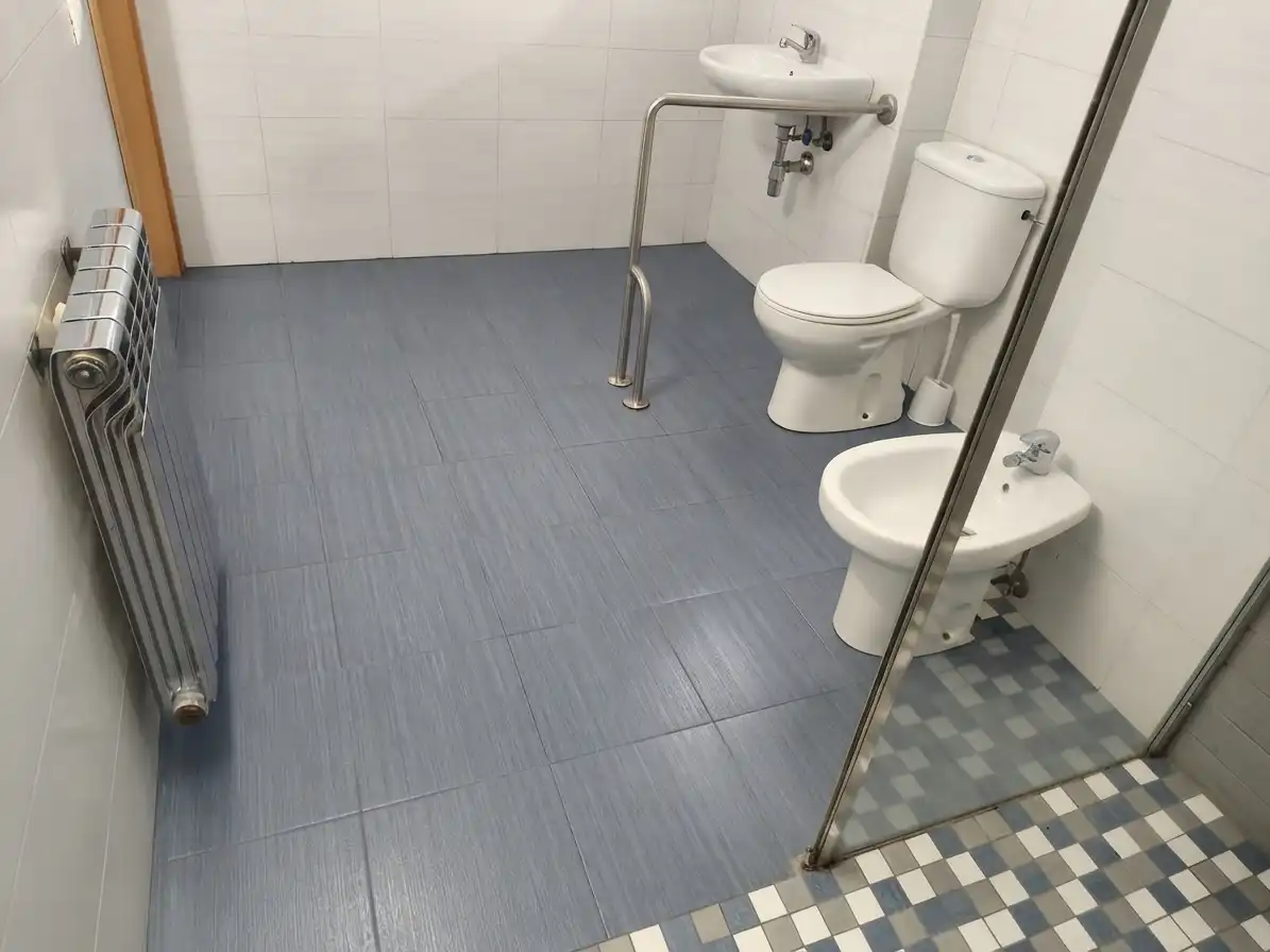 Bany de Pis en venda en Sant Boi de Llobregat amb Aire condicionat i Balcó