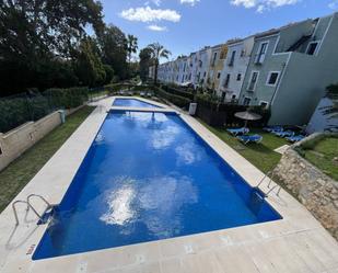Piscina de Casa adosada en venda en Casares amb Aire condicionat, Jardí privat i Terrassa