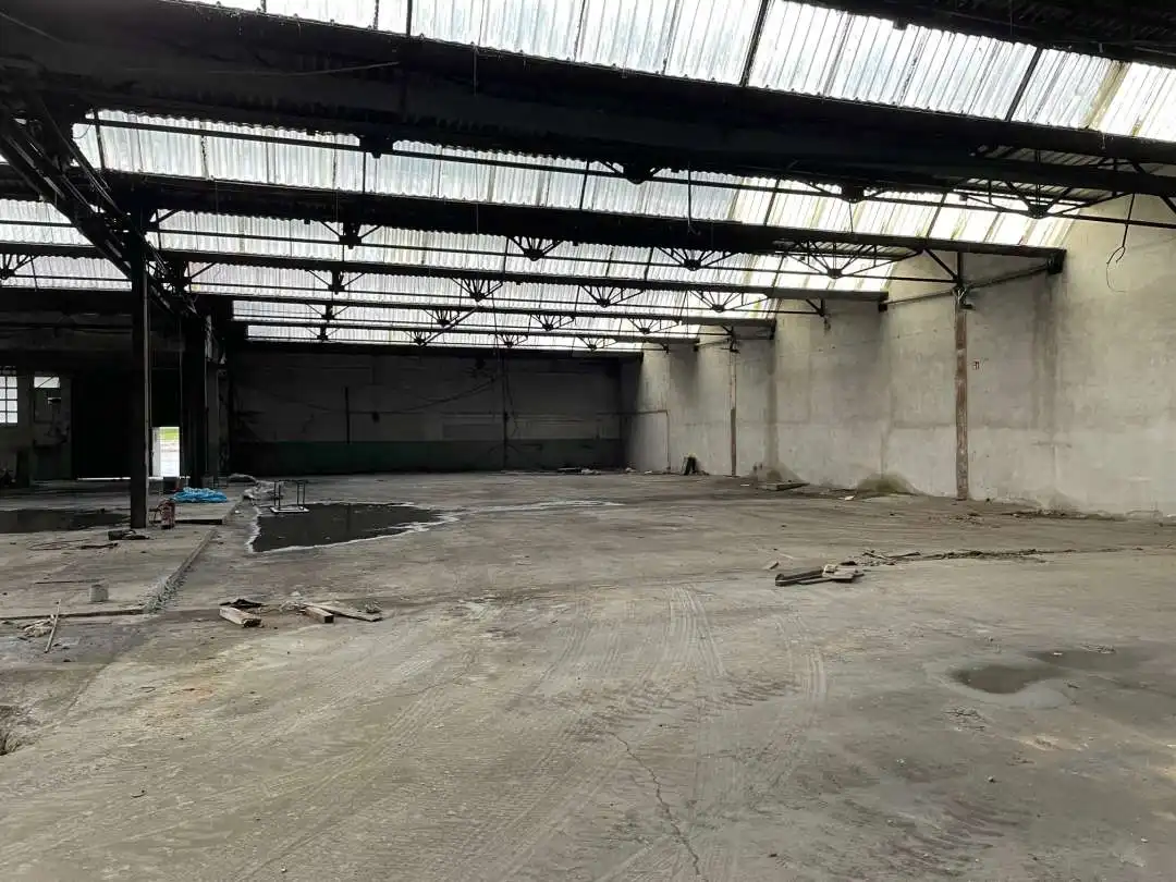Außenansicht von Fabrikhallen zum Verkauf in Hernani