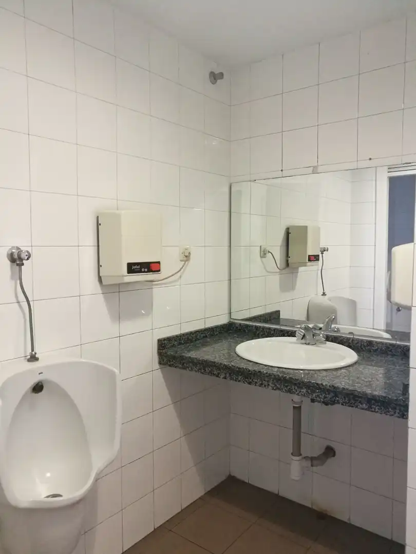 Bany de Oficina de lloguer en Sevilla amb Aire condicionat