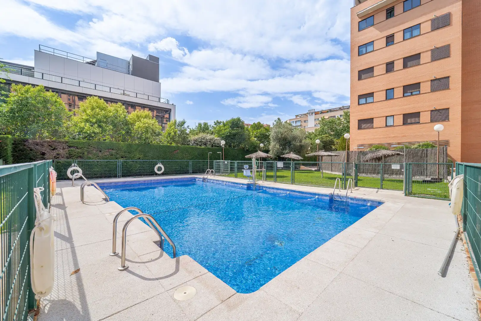 Swimming pool of Flat for sale in Madrid  with Air Conditioner, Heating and Storage room