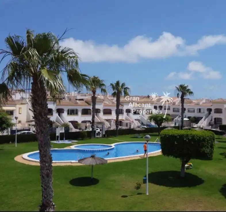 Außenansicht von Wohnungen zur Miete in Santa Pola mit Terrasse