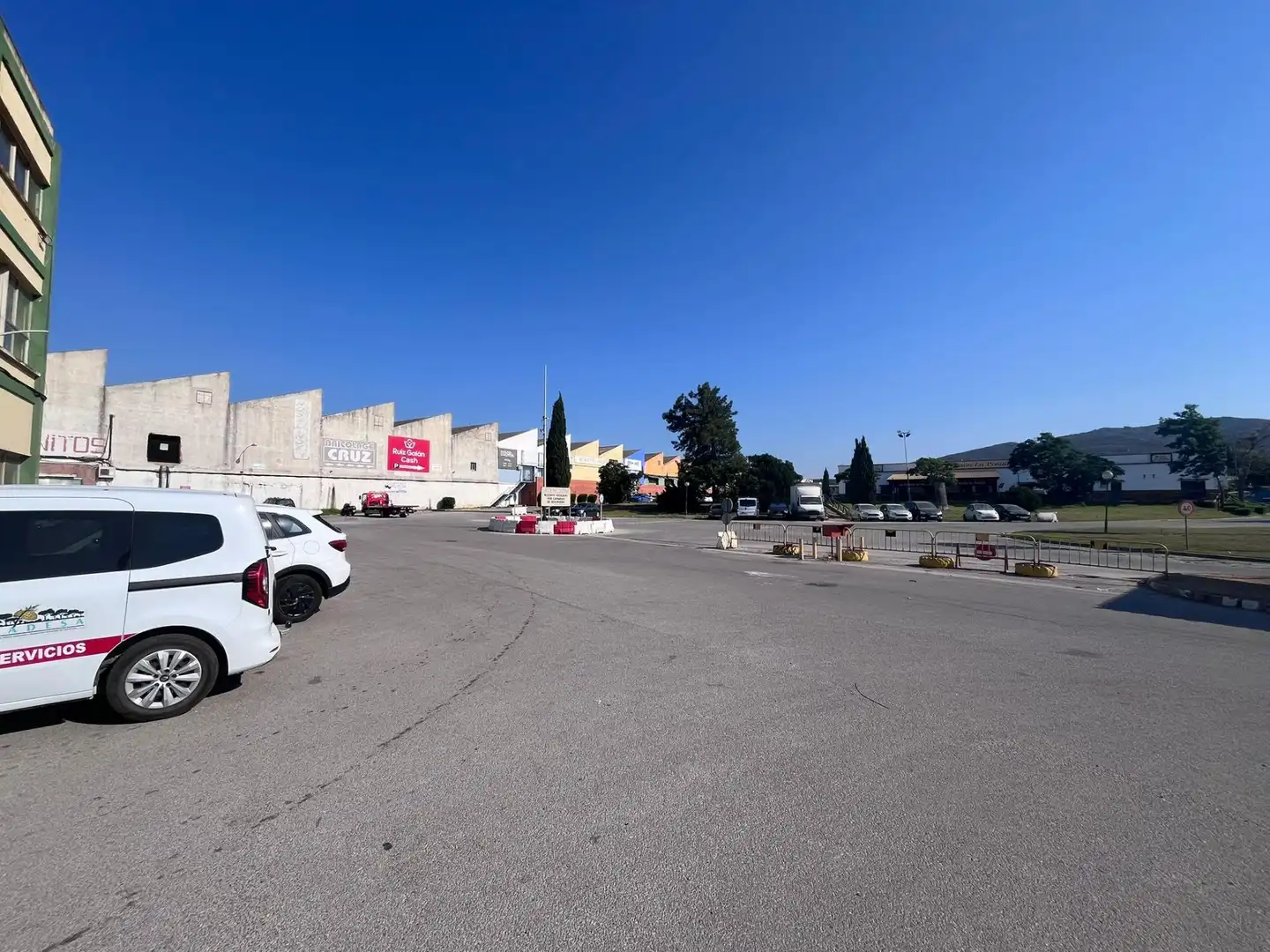 Parkplatz von Fabrikhallen zur Miete in San Roque