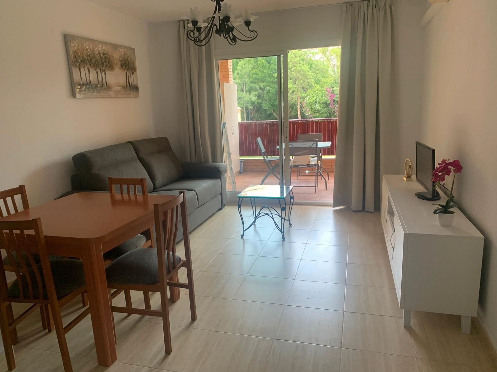 Sala d'estar de Pis de lloguer en Fuengirola amb Aire condicionat, Terrassa i Moblat