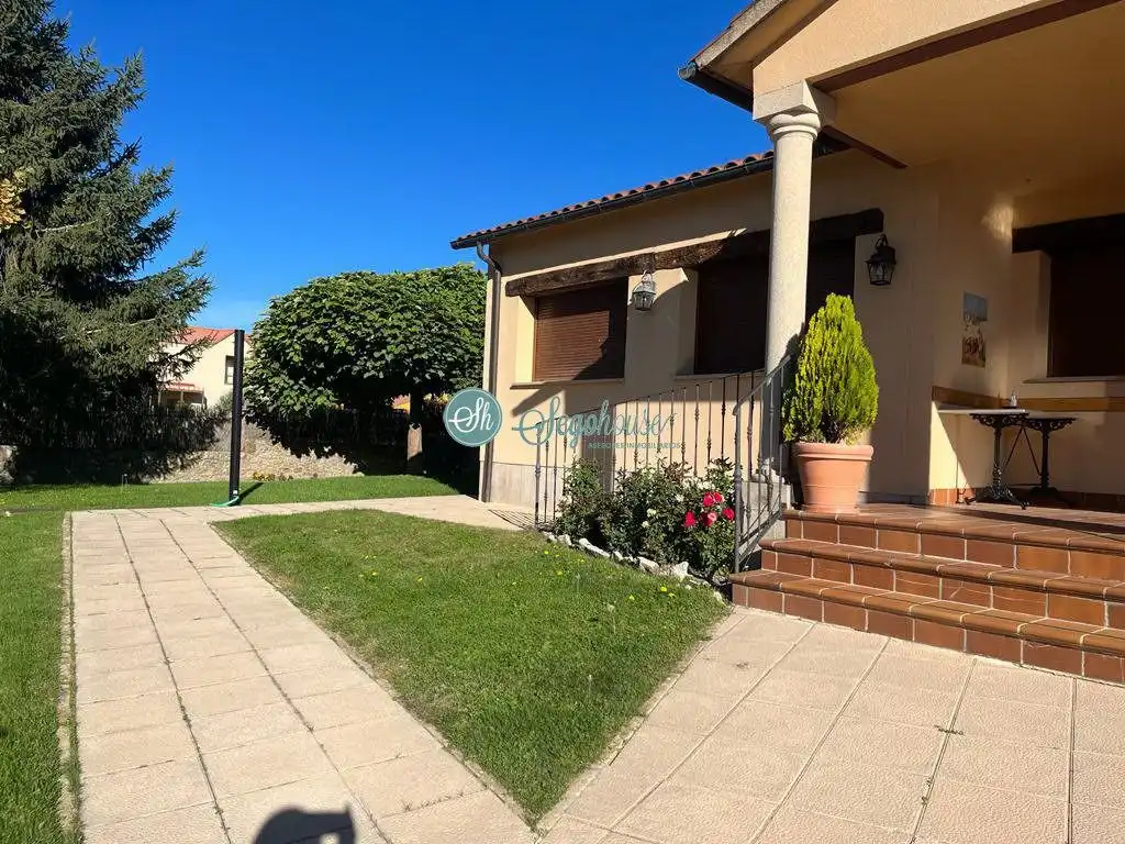 Vista exterior de Casa o xalet de lloguer en Palazuelos de Eresma amb Calefacció, Terrassa i Moblat
