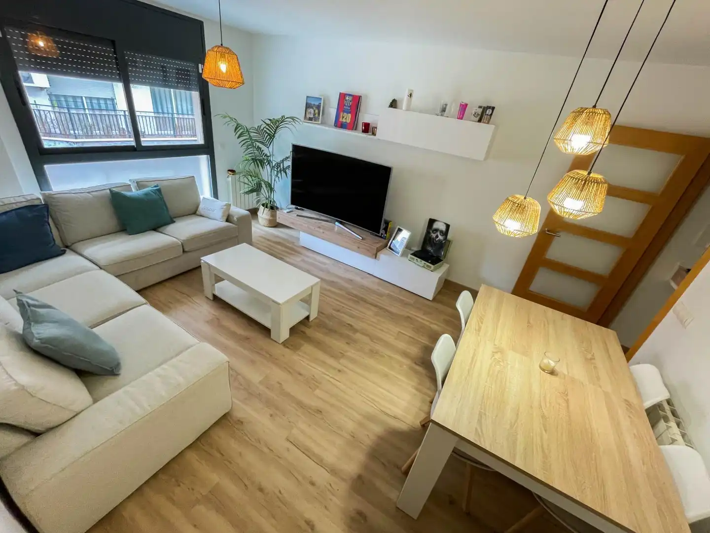 Sala de estar de Piso en venta en Olesa de Montserrat con Calefacción, Parquet y Amueblado