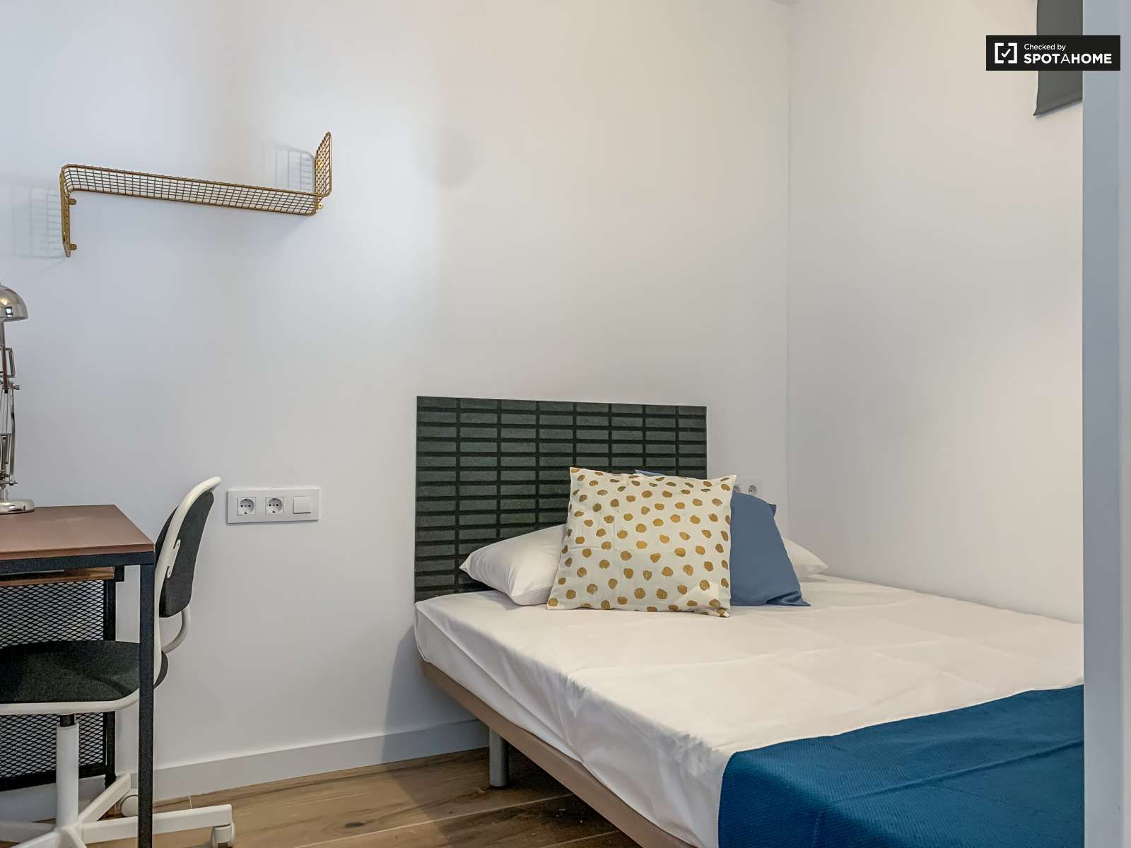 Bedroom of Flat to share in L'Hospitalet de Llobregat  with Air Conditioner, Heating and Terrace