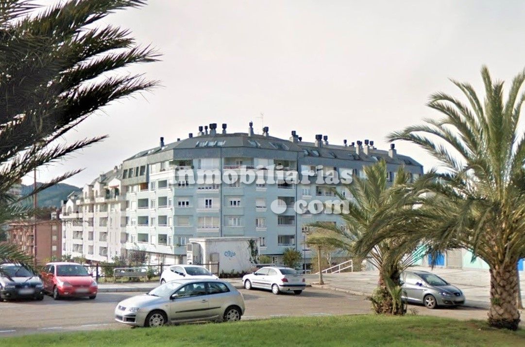 Vista exterior de Dúplex en venda en Castro-Urdiales amb Calefacció, Terrassa i Traster