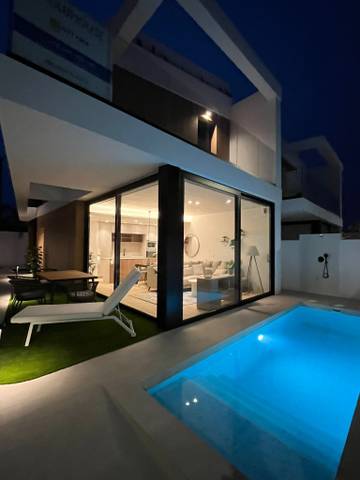 Casa-chalet en Venta en Pueblo Latino