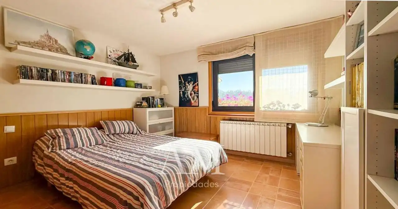 Habitación de Casa o chalet en venta en Vigo  con Calefacción, Jardín privado y Terraza