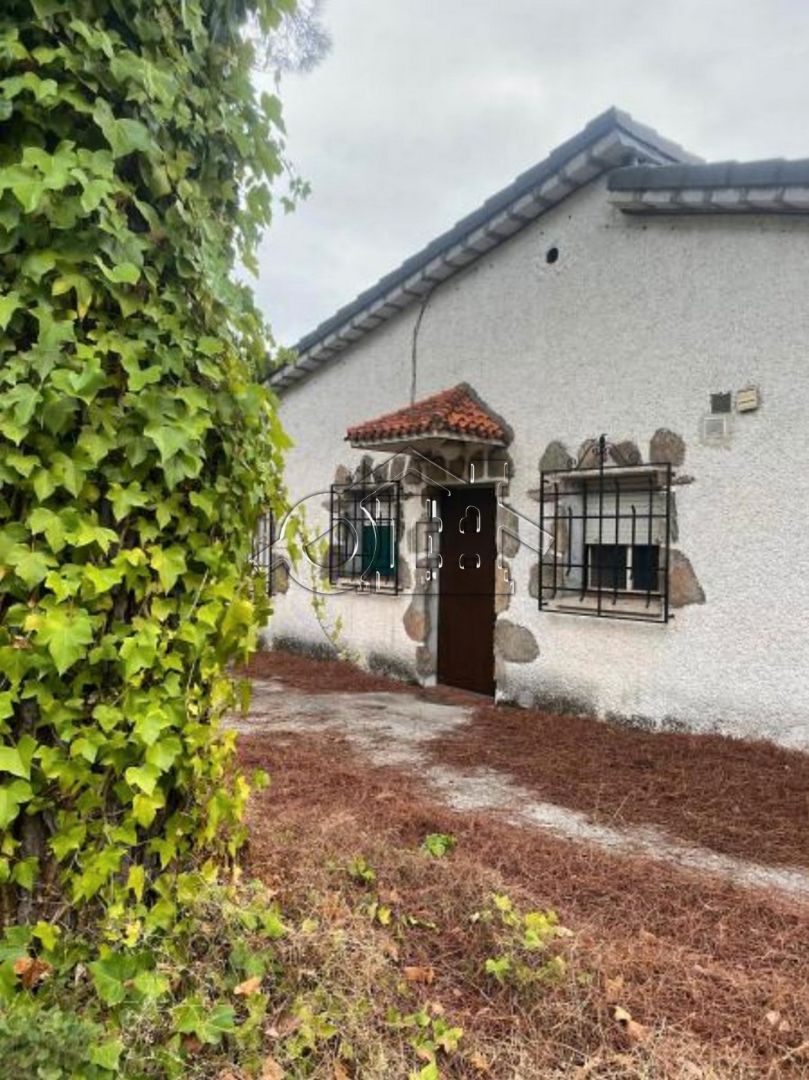 Vista exterior de Casa o xalet en venda en Sotillo de la Adrada amb Calefacció, Jardí privat i Terrassa