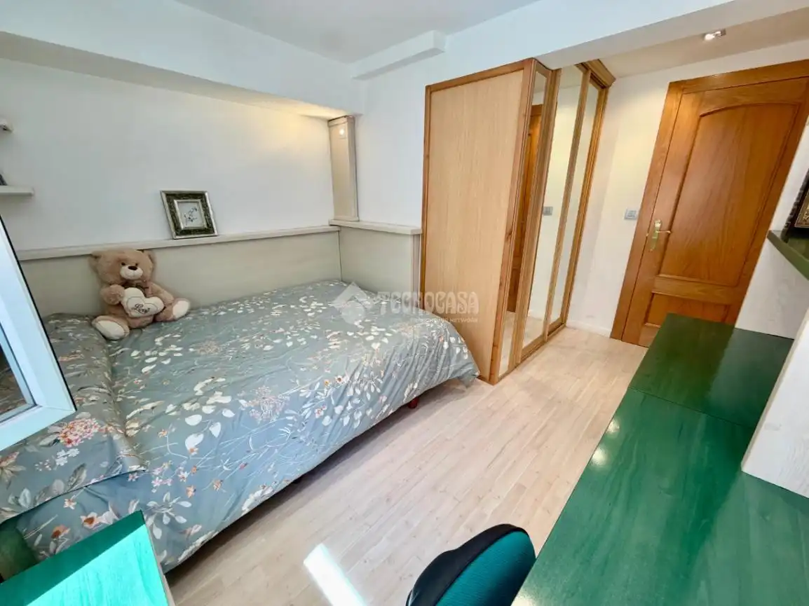 Casa adosada en venta en León Capital  con Parquet, Terraza y Amueblado