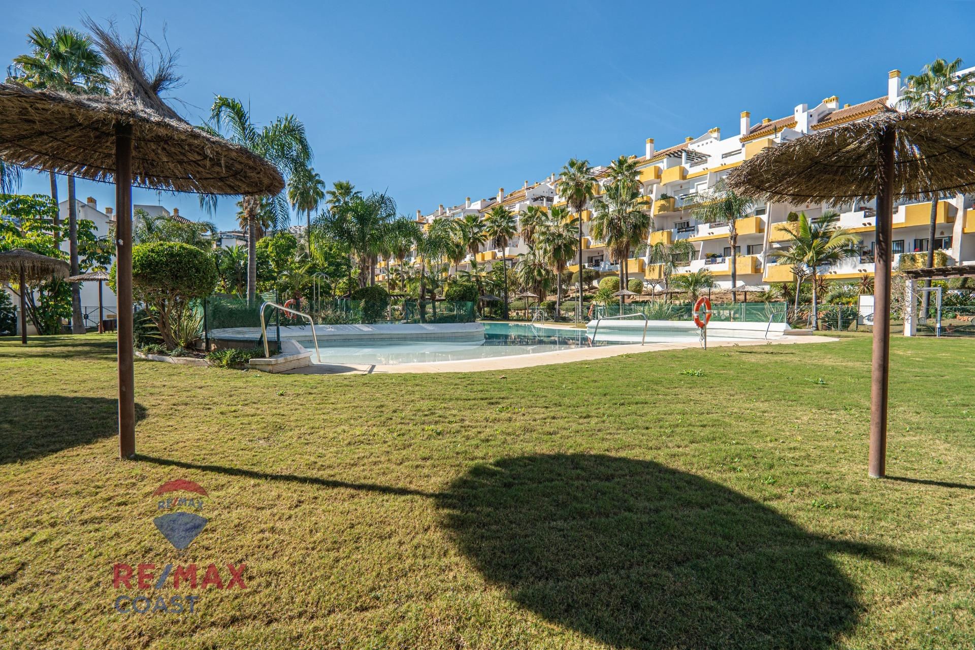 Vista exterior de Pis en venda en Mijas amb Aire condicionat, Calefacció i Jardí privat