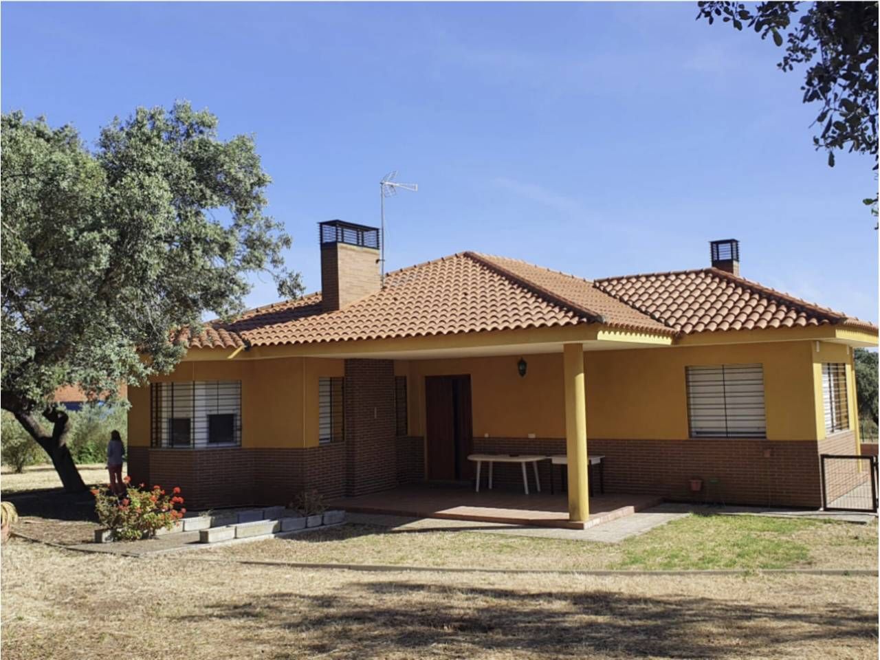 Vista exterior de Casa o xalet en venda en Corte de Peleas amb Calefacció, Terrassa i Piscina