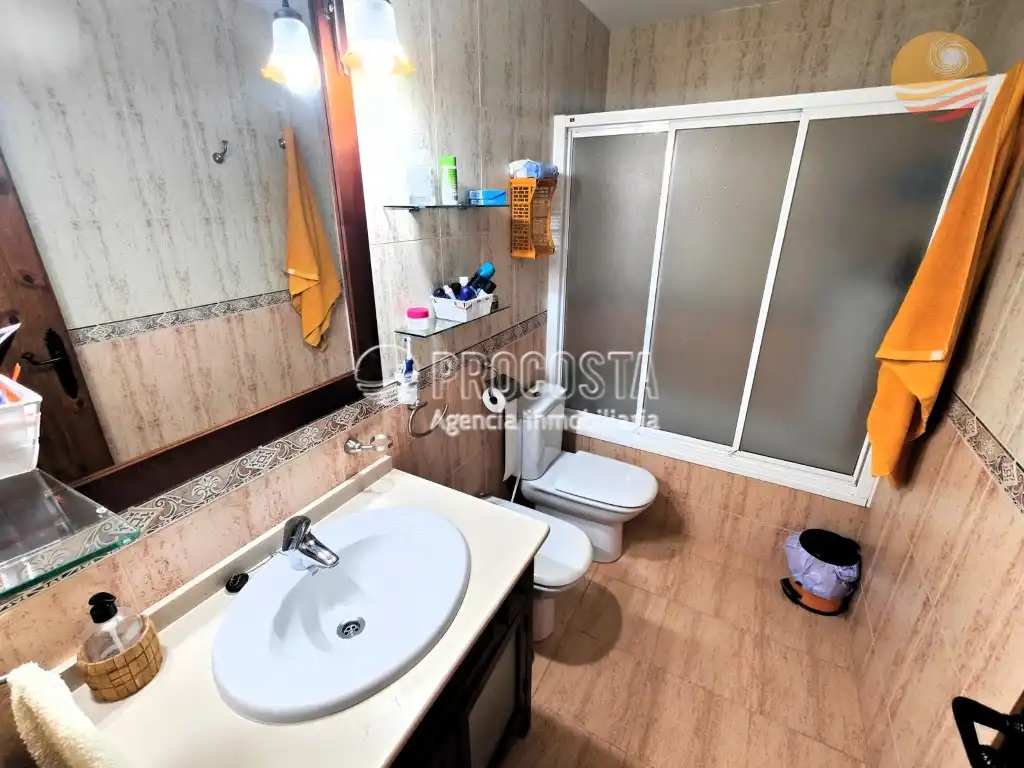 Baño de Casa adosada en venta en Almuñécar con Aire acondicionado, Jardín privado y Terraza