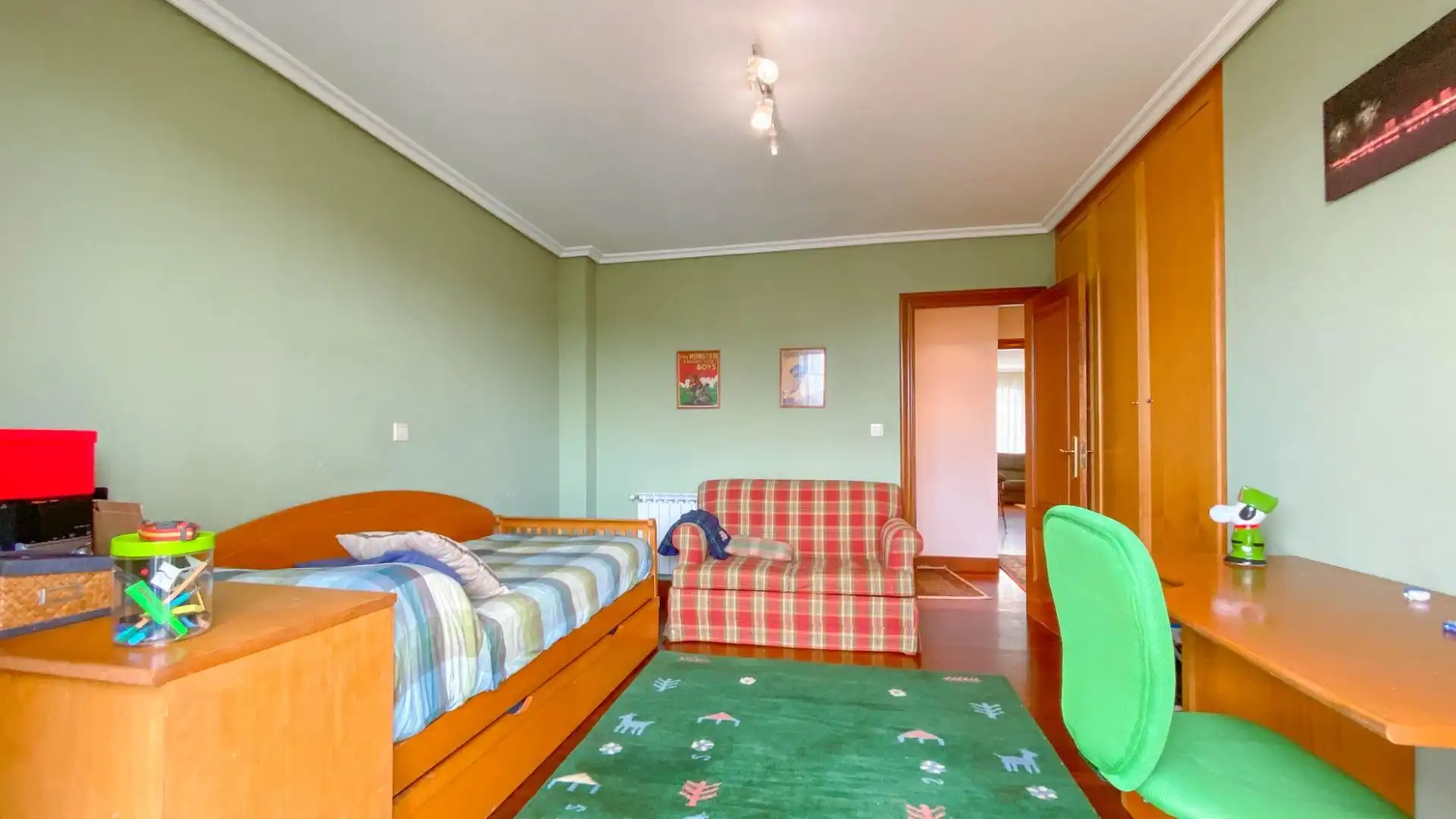 Habitación de Casa adosada en venta en Santa Cruz de Bezana con Calefacción, Jardín privado y Trastero