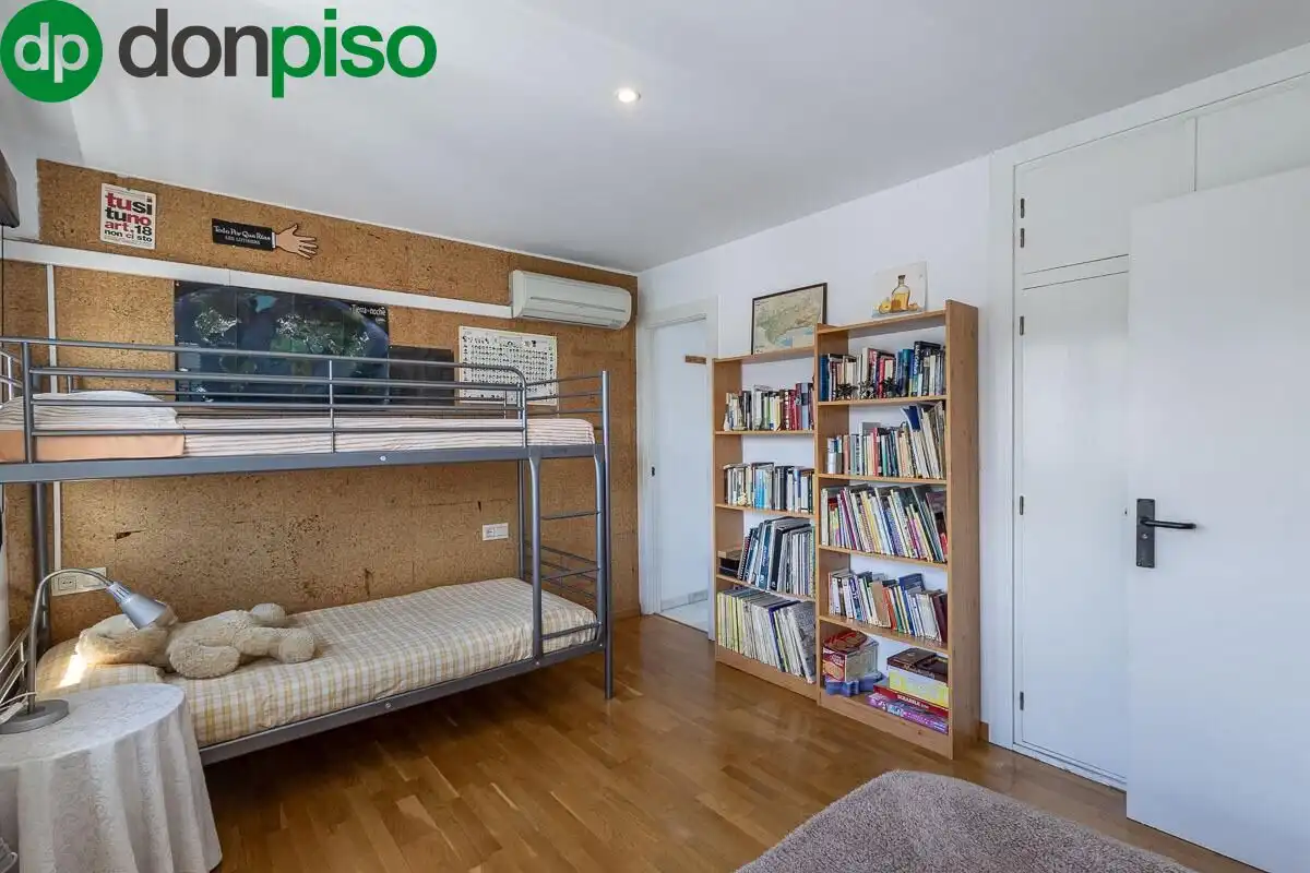 Dormitori de Casa o xalet en venda en Granada amb Aire condicionat, Calefacció i Terrassa