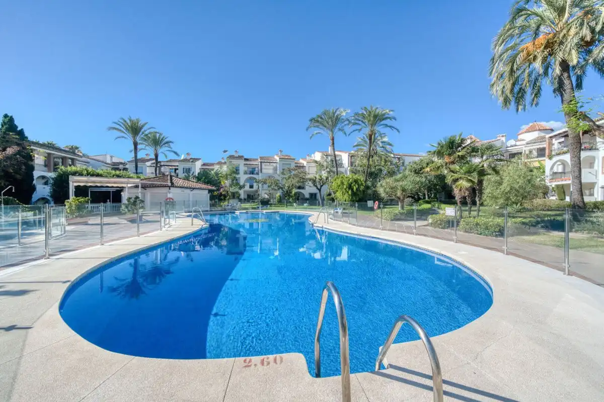Piscina de Apartament en venda en Estepona amb Aire condicionat, Jardí privat i Terrassa