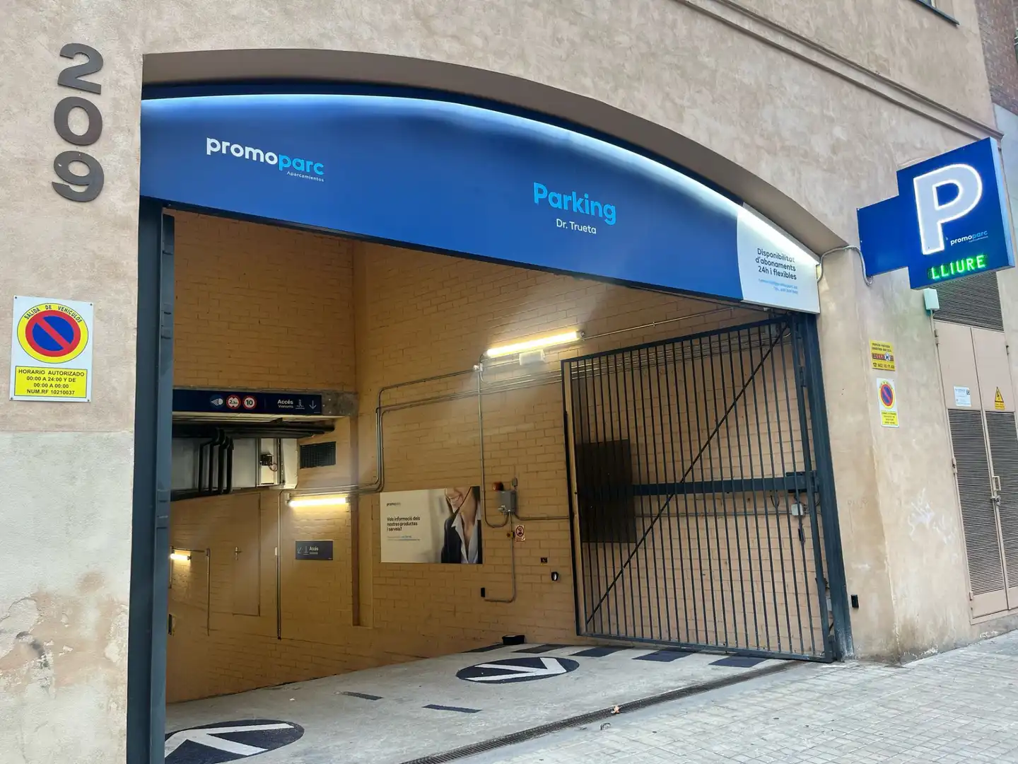 Parcheggio con ascensore in affitto a Carrer del Doctor Trueta 209, imagen 2