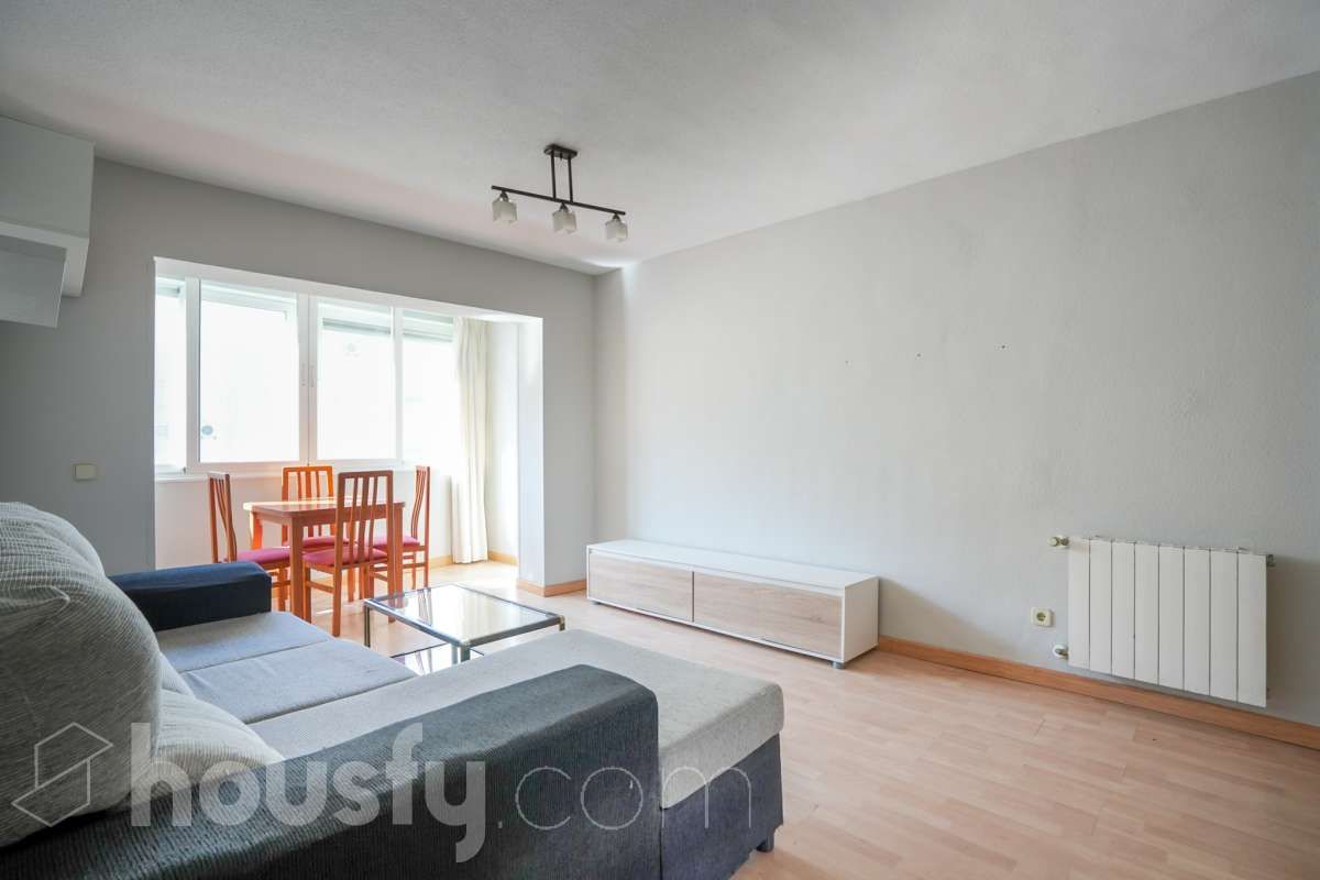 Living room of Flat for sale in  Madrid Capital  with Heating, Parquet flooring and Furnished
