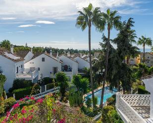 Vista exterior de Casa adosada en venda en Marbella amb Terrassa, Piscina i Balcó