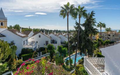 Vista exterior de Casa adosada en venda en Marbella amb Terrassa, Piscina i Balcó