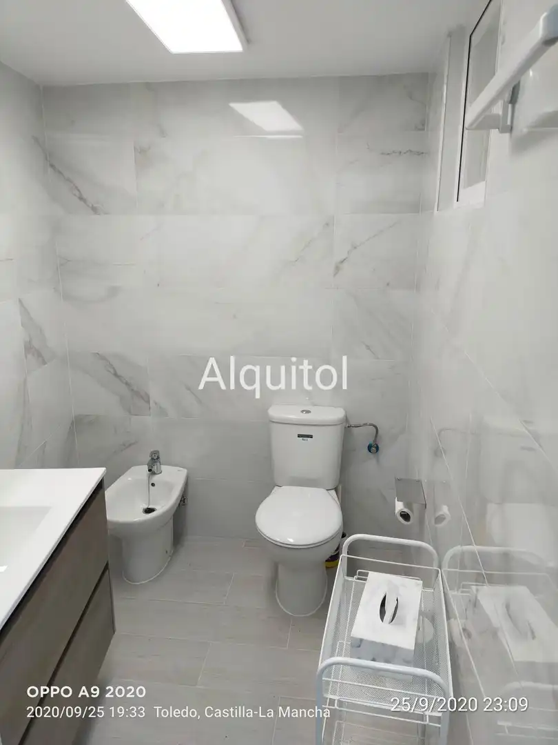 Bathroom of Flat for rent in Toledo  with Air Conditioner, Heating and Terrace