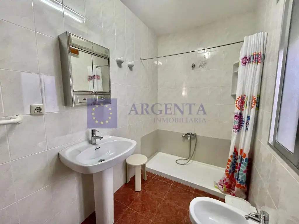 Baño de Casa adosada de alquiler en Malpartida de Cáceres