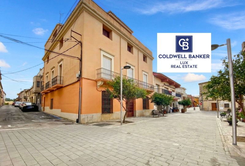 Vista exterior de Casa adosada en venda en Garriguella amb Calefacció, Terrassa i Traster