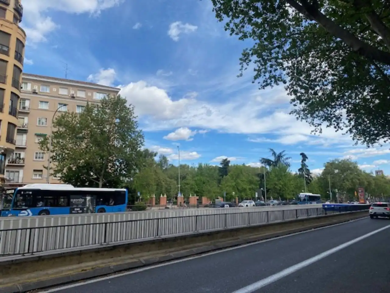 Vista exterior de Piso en venta en Madrid con Calefacción